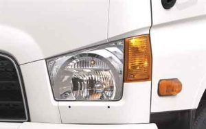 Đèn pha thiết kế hiện đại: Xe tải này được trang bị đèn pha thiết kế hiện đại với chóa phản quang, giúp tăng hiệu suất chiếu sáng và đảm bảo an toàn khi lái xe trong điều kiện ánh sáng yếu.