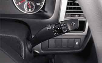 Cần gạt tích hợp phím chức năng tiện ích: Cần gạt trên xe được tích hợp các phím chức năng tiện ích, giúp tài xế điều khiển các tính năng như đèn pha, đèn sương mù, và gạt nhanh một cách thuận tiện.